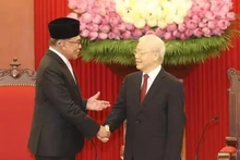 El secretario general del Partido Comunista de Vietnam, Nguyen Phu Trong, recibe en 2023 al primer ministro de Malasia, Anwar Ibrahim. (Fotografía: VNA)