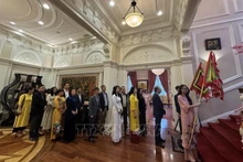 El embajador de Vietnam,Nguyen Quoc Dung, junto con funcionarios de la Embajada, agencias representativas de Vietnam en los Estados Unidos y vietnamitas en el extranjero, celebraron solemnemente una ceremonia de ofrenda de incienso para conmemorar a los reyes Hung, en Washington. (Foto: VNA)