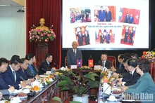 Khamphan Pheuyavong, también secretario del Comité Central del PPRL y presidente del Consejo Teórico Central, interviene en la sesión.