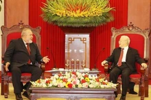 El secretario general del Partido Comunista de Vietnam, Nguyen Phu Trong, recibe al primer ministro de Cuba, Manuel Marrero Cruz. (Fotografía: VNA)