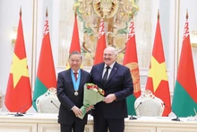 [Foto] Ceremonia de entrega de la Orden de la Amistad de los Pueblos de Bielorrusia al secretario general del PCV