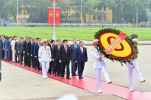 [Foto] Diputados del Parlamento vietnamita rinden homenaje al Presidente Ho Chi Minh
