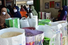 Se vende arroz en una tienda de Narathiwat, en el sur de Tailandia. (Fotografía: AFP/VNA)