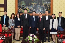 El jefe de Redacción de Nhan Dan, Le Quoc Minh, y directivos de JICA en Vietnam.