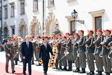 Los dos presidentes revisan la guardia de honor. (Fotografía: VNA)