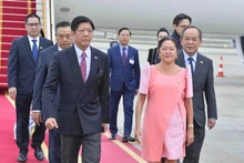 El presidente filipino, Ferdinand Marcos Romualdez Jr., y su esposa, arriban al aeropuerto internacional de Noi Bai (Hanói). (Fotografía: Minh Duc/VNA)