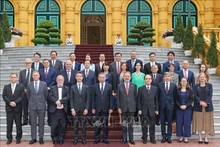 El presidente To Lam y los embajadores y encargados de negocios de UE. (Fotografía: VNA)