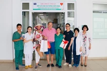 Vistan dos pacientes ingleses de Covid-19 a médicos vietnamitas.
