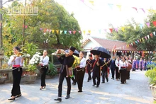 La ceremonia de ofrenda de incienso en el Conjunto de turismo espiritual de Quynh Nhai.