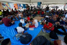 Solicitantes de asilo, principalmente de Venezuela, descansan en tiendas de campaña instaladas por las autoridades mexicanas cerca de la frontera en Nuevo Laredo (México) el 27 de junio de 2023.