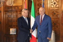 El ministro de Seguridad Pública de Vietnam (izquierda), general To Lam y el ministro de Justicia, Carlo Nordio. (Fotografía: VNA)