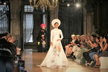 Traje en el desfile (Fuente: VNA)