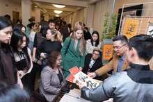 Estudiantes internacionales aprenden sobre caligrafía en el Festival de Vietnam en Rusia.