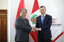El auditor general estatal de Vietnam, Ngo Van Tuan, y el Contralor General del Perú, Nelson Eduardo Shack Yalta. (Fotografía: VNA)