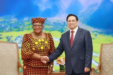 El primer ministro vietnamita, Pham Minh Chinh, y la directora general de la Organización Mundial del Comercio (OMC), Ngozi Okonjo-Iweala. (Fotografía: VNA)
