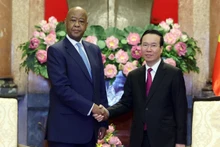 El miembro del Buró Político y vicepresidente del CCM, Abdulrahman Omar Kinana, y el presidente de Vietnam, Vo Van Thuong. (Fotografía: VNA)