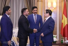 El primer ministro de Vietnam, Pham Minh Chinh, se reúne con gerentes de grandes grupos de Arabia Saudita. (Fotografía: VNA)