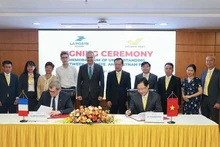 En la ceremonia de firma. (Fotografía: ictvietnam.vn)