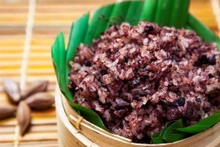 Arroz glutinoso con fruto de canarium.