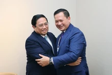 El primer ministro de Vietnam, Pham Minh Chinh, y su homólogo camboyano, Hun Manet. (Fotografía: VNA)