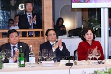 [Foto] Premier vietnamita asiste a seminiario sobre potenciales del mercado financiero de Vietnam