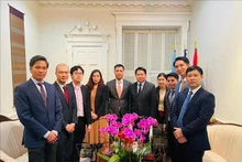 El embajador Dang Hoang Giang, jefe de la misión permanente de Vietnam ante las Naciones Unidas (ONU), felicita a la delegación permanente de Laos. (Fotografía: VNA)