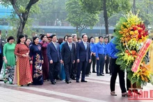 Dirigentes de Hanói rinden homenaje a Lenin.