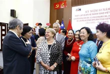 Expresidenta chilena Michelle Bachelet con delegados. (Fotografía: VNA)