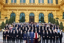 El presidente Nguyen Xuan Phuc y los estudiantes galardonados en Olimpiadas Internacionales. (Fotografía: VNA)