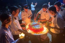 Preparan ofrenda floral para arrojar al mar, en homenaje a los mártires de Gac Ma. (Fotografía: VNA)