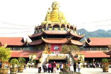 Destinos espirituales en Tuyen Quang atraen turistas en primeros días de la primavera.