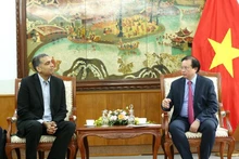El viceministro de Cultura, Deporte y Turismo de Vietnam, Ta Quang Dong, y el vicepresidente de la Asociación de Cinematografía de Estados Unidos (MPA), Trevor Fernández.
