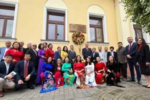 Nguyen Tuan, embajador de Vietnam en Eslovaquia, y representantes de la comunidad de vietnamitas en el país europeo. (Fotografía: VNA)