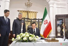 El viceprimer ministro de Vietnam Tran Luu Quang escribe en el libro de condolencias. (Fotografía: qdnd.vn)