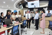 El ministro de Información y Comunicación Nguyen Manh Hung visita la sala de noticias convergente.
