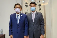 El cónsul general de Vietnam en Hong Kong, Pham Binh Dam, y el director de la Universidad China de Hong Kong, profesor Rocky. S Tuan.