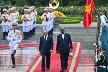 El presidente de Vietnam, Nguyen Xuan Phuc, recibe a su homólogo de Uganda, Yoweri Kaguta Museveni.