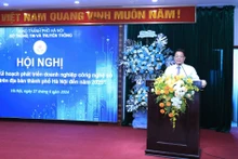 El director del Servicio de Información y Comunicación de Hanói, Nguyen Viet Hung, habla en el evento. (Fotografía: hanoimoi.vn)