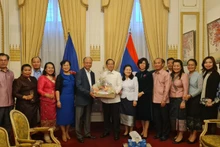 Felicitan a comunidad laosiana en Francia por su festival del Año Nuevo.