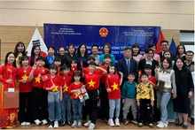 La viceminsitra de Relaciones Exteriores de Vietnam, Le Thi Thu Hang, y los connacionales. (Fotografía: Ministerio de Relaciones Exteriores de Vietnam)