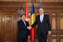 El primer ministro Pham Minh Chinh (izq.) y el presidente del Senado rumano, Nicolae Ciuca. (Fotografía: vietnamnet.vn)
