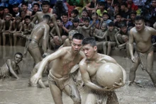 Impresionante Festival de lucha acuática de pelota en Bac Giang
