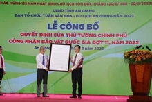 Acto de entrega de la decisión del Primer Ministro de Vietnam de reconocer a Mukhalinga Ba The como tesoro nacional. (Fotografía: VNA)