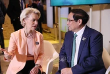El primer ministro Pham Minh Chinh (derecha) se reúne con su homóloga danesa, Mette Frederiksen. (Fotografía: baochinhphu.vn)