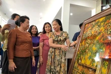 Presentan en Hanói productos artesanales destacados.