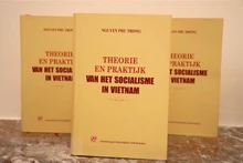 El libro "Algunas cuestiones teóricas y prácticas sobre el socialismo y el camino al socialismo en Vietnam", del secretario general del Partido, Nguyen Phu Trong, en versión holandesa. (Fotografía: VNA)