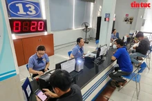 Los clientes compran entradas de tren para las vacaciones del Año Nuevo Lunar 2024. (Fotografía: VNA)