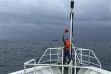 El barco de la Armada 468 se acerca al barco pesquero en la provincia de Binh Dinh. (Fotografía: VNA)