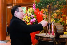El presidente de la Asamblea Nacional, Vuong Dinh Hue, rinde tributo al Presidente Ho Chi Minh en Nghe An. (Fotografía: Nhan Dan)