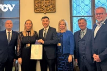 El embajador de Vietnam en la República Checa, Duong Hoai Nam y representantes del Grupo Parlamentario de Amistad Checo-Vietnamita. (Fotografía: VOV)